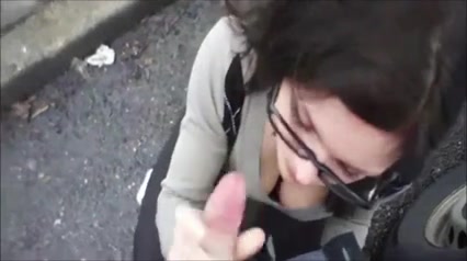 Уличная проститутка в очках в видео от первого лица делает минет ...