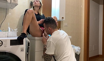 18-летнюю сучку ебут в ванной на вписке | порно