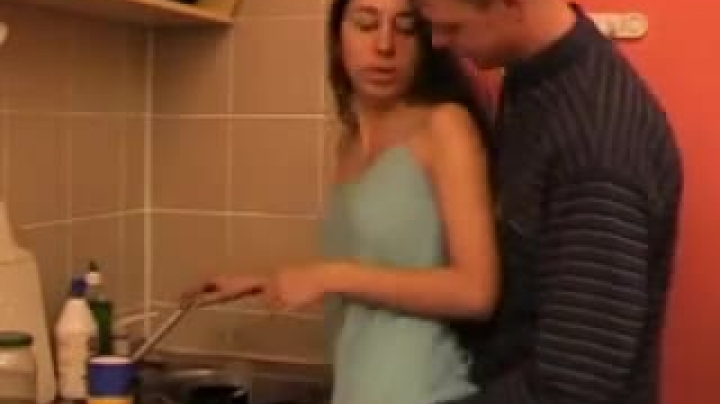 Брат ебет сестру, русская девка принимает сперму в рот