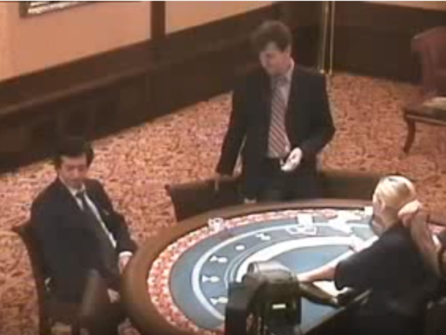 Видео со скандалом в казино, мужчина кричит на сотрудников