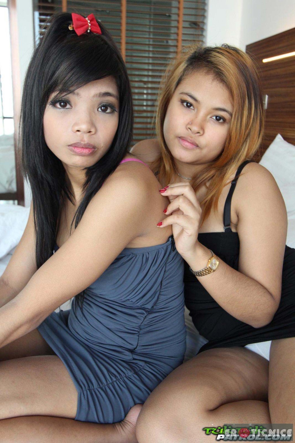 Две тайские проститутки дожидаются очередного клиента - фото
