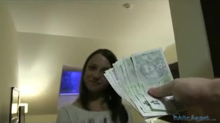 Порно: трахнул брюнетку за деньги и дал ей в рот