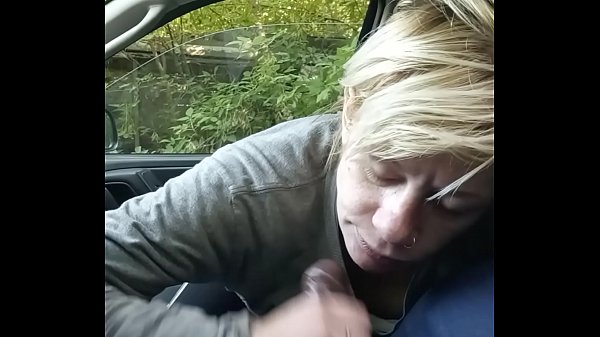Мужик трахает свою бабу в машине в россии