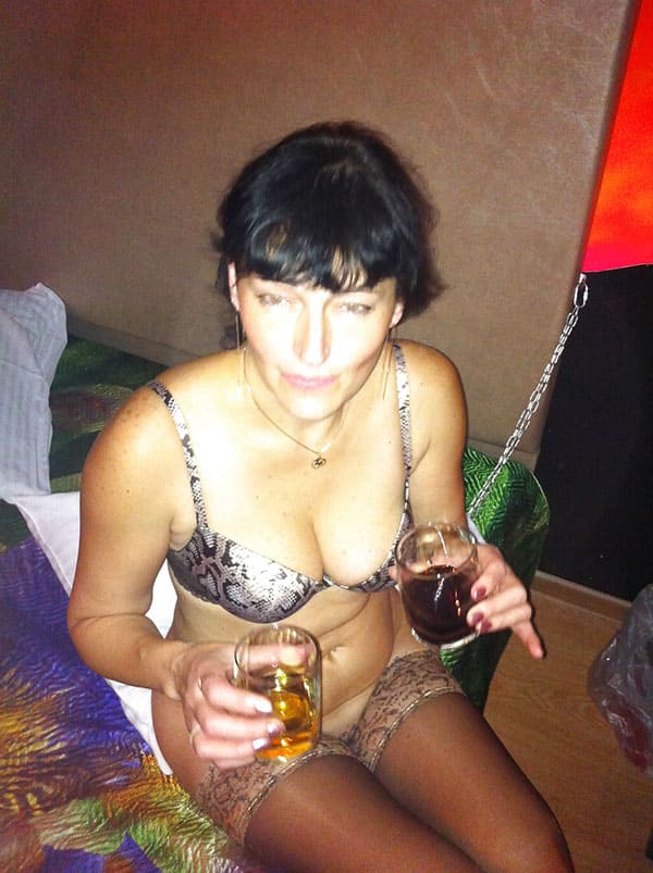 Пьяную бабу ебут членом и бутылкой (21 фото) - порно сайт Мокрая Киска