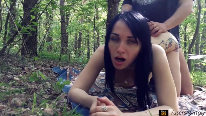 Показала жопу в лесу: порно видео ⚡️ на Домашка.com