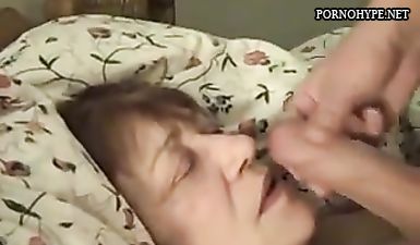 Внук ебёт бабушку в рот и кончает ей на губы спермой - порно видео ...