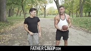 Отец трахает сына в жопу после тренировки